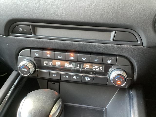 左右独立エアコン搭載。運転席／助手席で設定を変えられるため、好みに合わせて調節できます。