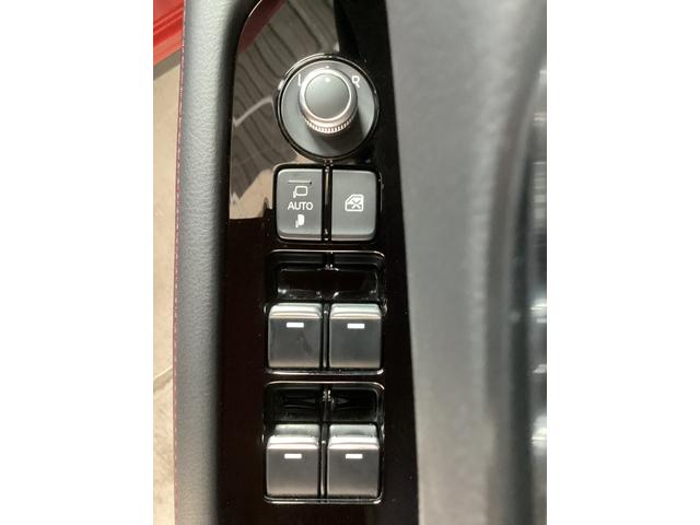 サイドミラーの開閉、ドアの開閉などが手元で簡単出来るシンプルな作りとなっております。