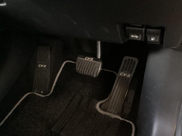 アクセルとブレーキペダルを人間工学に基づき配置。オルガン式ペダルを採用する事で踏み間違えしにくくなりました。更にブレーキ⇔アクセルの移動もしやすくなっています。