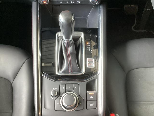 自然と手を伸ばした位置にシフトレバーを配置。人間工学に基づいて設計されています。