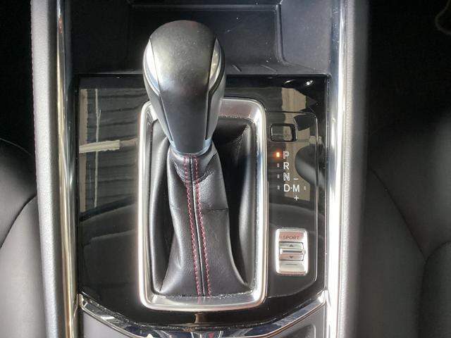 シフトレバー横のダイヤル操作をすることでスポーツ走行にも変更可能になります。