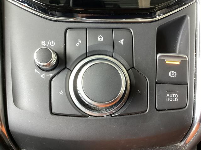 シフトレバーの下部にあるボタン類でナビ操作や音量調整が簡単に出来ます。