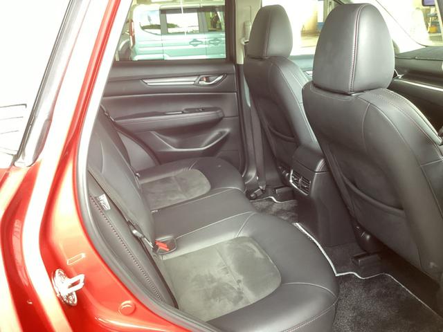 後部座席の人も足元もゆったり座れます。