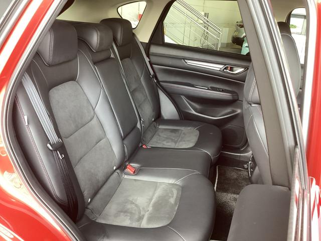 後部座席の人も足元もゆったり座れます。