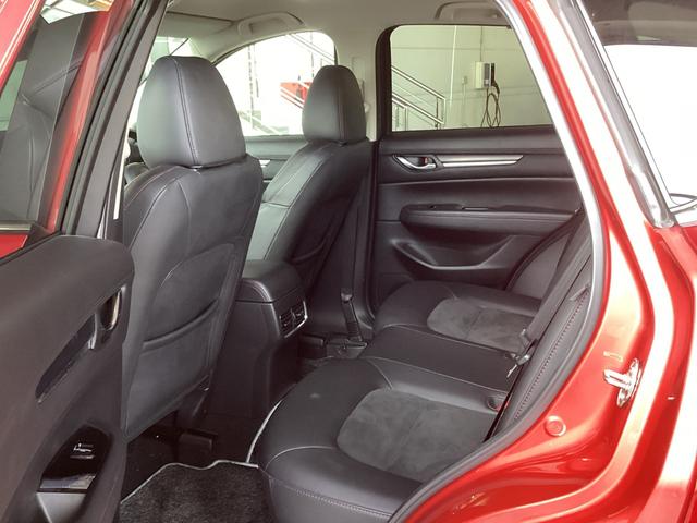 後部座席の人も足元もゆったり座れます。