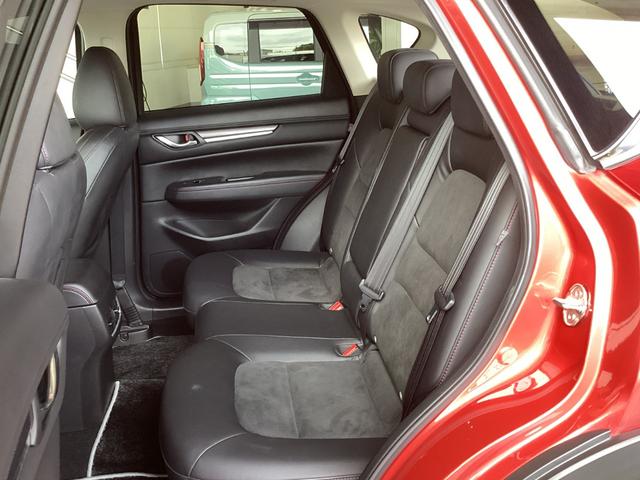 中央にはアームレストも収納されている後部座席です。