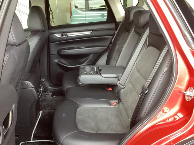 中央シートを倒すと大型のアームレストに！後部座席の人もゆったり座れます。