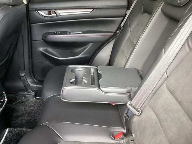 中央シートを倒すと大型のアームレストに！後部座席の人もゆったり座れます。