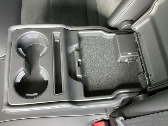 中央シートのアームレストの扉を開閉することによって、ドリンクホルダーとして利用できます。ＵＳＢも完備しています。