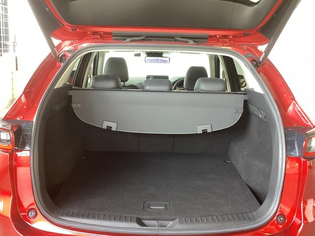実用的な広さを備えたラゲッジルーム。ワンタッチで操作可能なので荷物をたくさん載せる際にはシートアレンジが可能です。