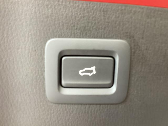 トランクのボタンを押すことで簡単に閉めることが出来ます。