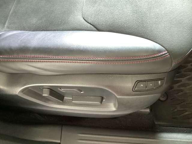 運転席シートはメモリー機能付１０Ｗａｙパワーシートです。２名様まで記憶できます。