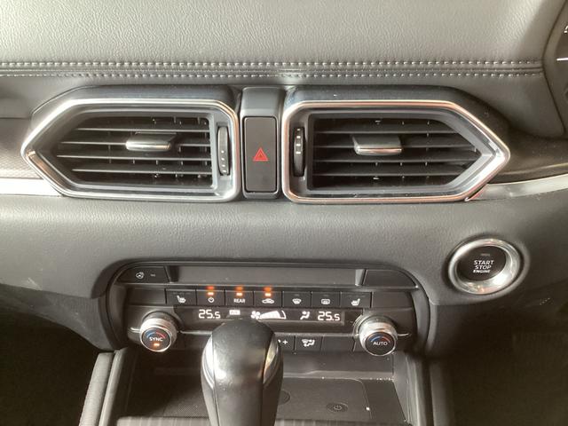 左右独立式のフルオートエアコンです。運転席、助手席で好みの温度設定が可能。ご夫婦やカップルの方に喜ばれる機能です！