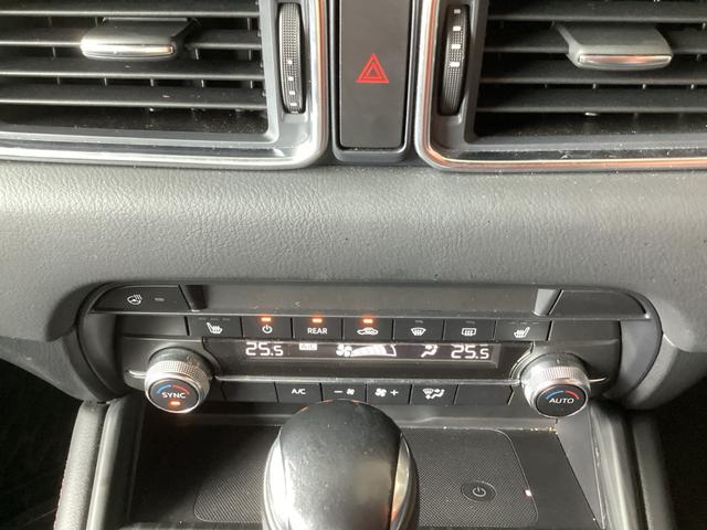 余計な操作の手間が無いフルオートエアコン。車内を常に快適な温度で保ちます！！