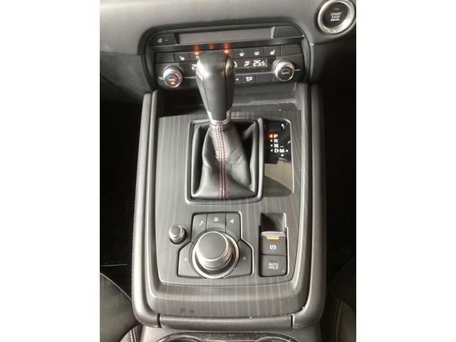 自然と手を伸ばした位置にシフトレバーを配置。人間工学に基づいて設計されています。