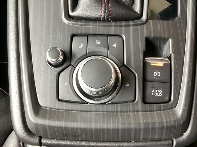シフトレバーの下部にあるボタン類でナビ操作や音量調整が簡単に出来ます。