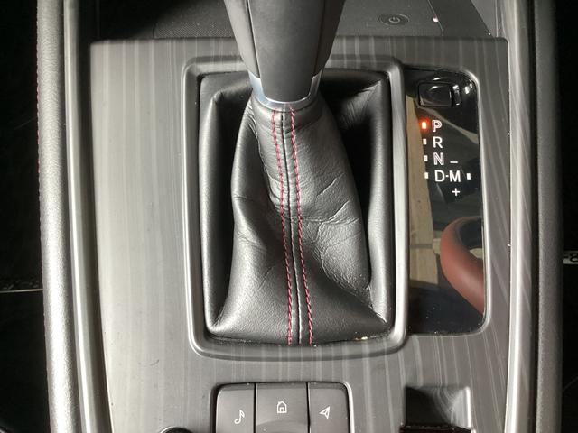 自然と手を伸ばした位置にシフトレバーを配置。人間工学に基づいて設計されています。