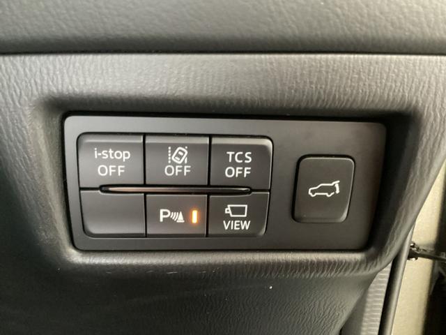 運転席横のスイッチでアイドリングスイッチやパーキングセンサーのＯＮ／ＯＦＦの切替が可能です。