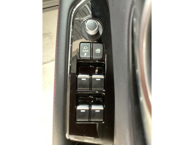 サイドミラーの開閉、ドアの開閉などが手元で簡単にできるシンプルな造りとなっています。