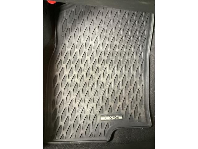 ＣＸ－８と入った純正フロアマットが装備しています。