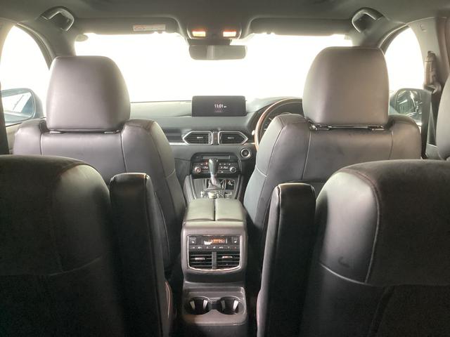 コックピットにある操作機器、情報などすべての要素をドライバー中心に左右対称に配置し、同時にそれらがドライバーに正対する造形とすることで、人とクルマの一体感を感じさせます。