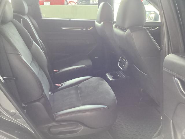 後部座席の人も足元もゆったり座れます。