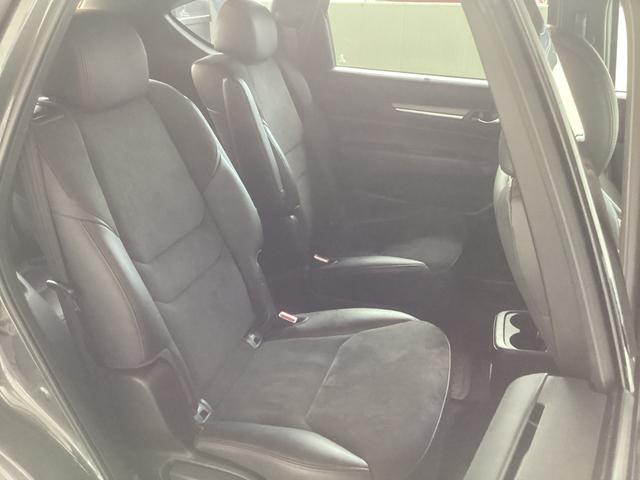 後部座席の人も足元もゆったり座れます。