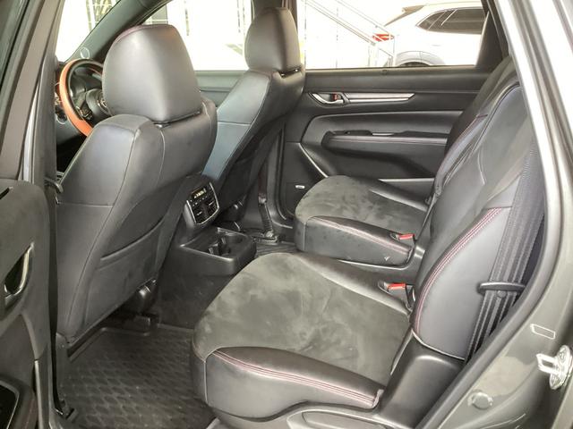 中央にはアームレストも収納されている後部座席。