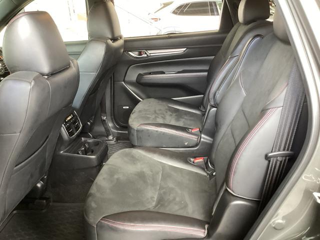 中央にはアームレストも収納されている後部座席。