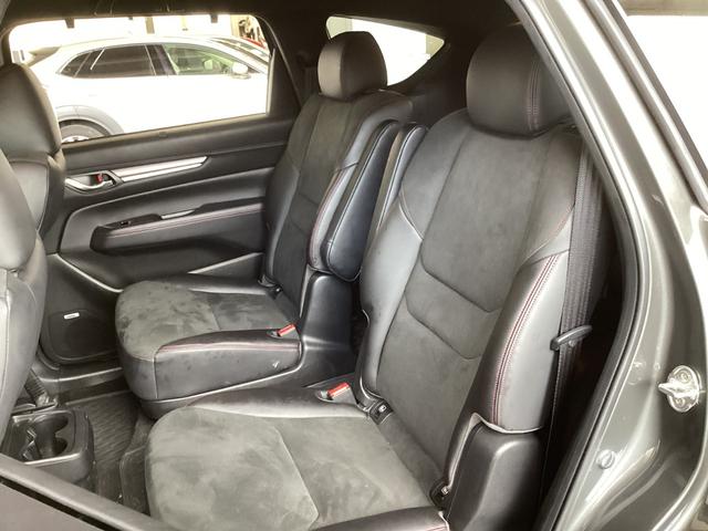 中央にはアームレストも収納されている後部座席。