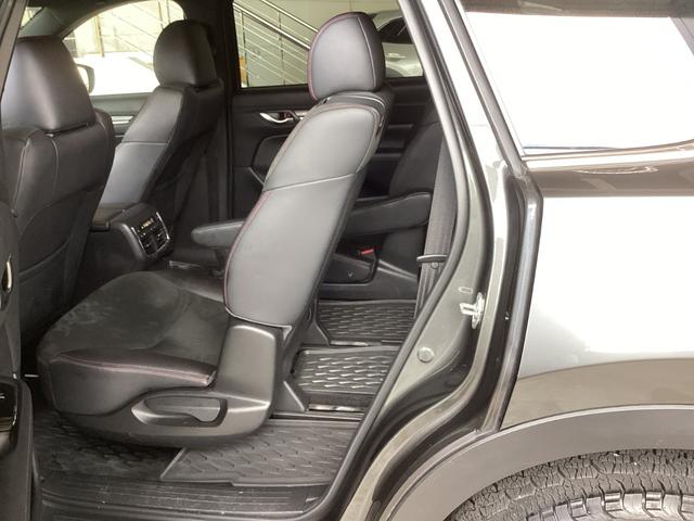 後部座席のドア入り口が広く設計されているので、２列目シートを前方にずらすことでスムーズに乗り込むことが出来ます。