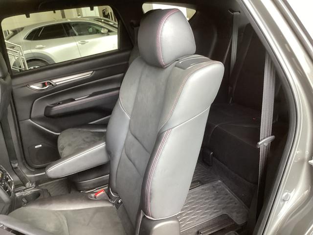 後部座席のドア入り口が広く設計されているので、２列目シートを前方にずらすことでスムーズに乗り込むことが出来ます。