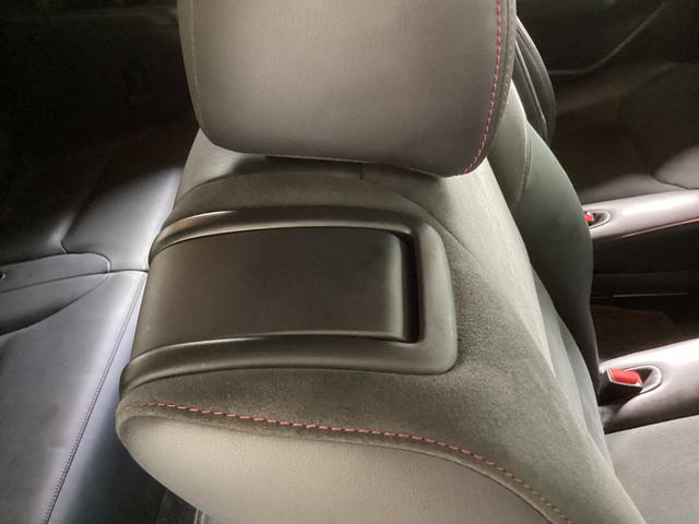 ２列目後部座席のシートの上部のハンドルを上げることで前方に倒すことが出来ます。