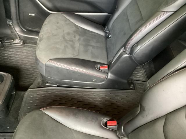 ２列目シートの間に広めのウォークスルーがあるので３列目にスムーズに移動が出来ます。