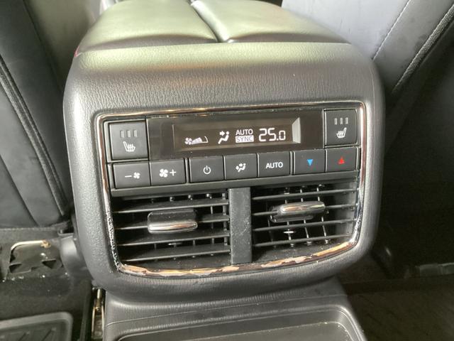 余計な操作の手間が無いフルオートエアコン。車内を常に快適な温度で保ちます！！