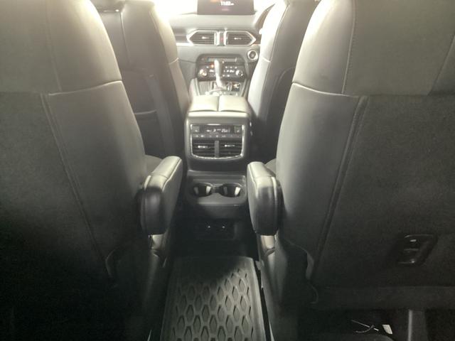 ２列目シートの間に広めのウォークスルーがあるので３列目にスムーズに移動が出来ます。