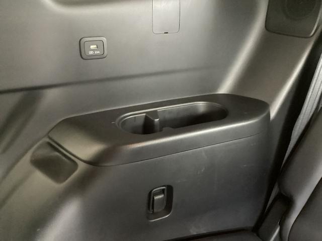 後席のドリンクホルダーです！大型アームレストとしての利用はもちろん、ＵＳＢポートを備えているので後席の人たちも充電を行う事が出来ますね！