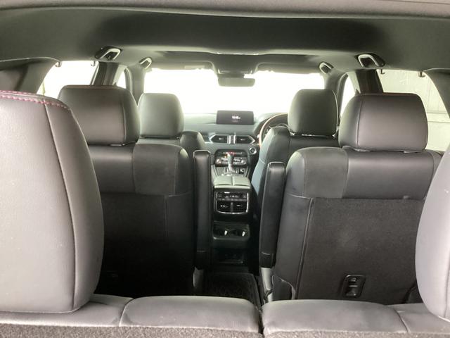 ２列目シートを倒し、両サイドから３列目に乗り込むことが可能です。