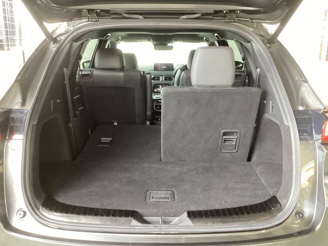 ５：５で分割できる後部座席。レバーを引くだけでなので簡単操作でシートアレンジができます！