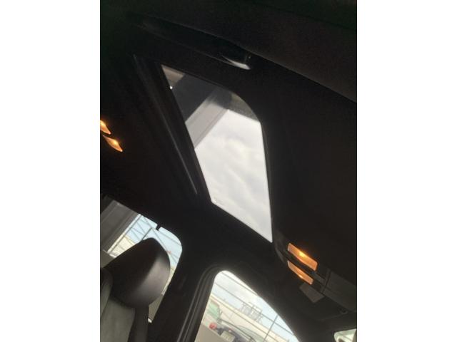 サンルーフを搭載しておりますので、一味違った車内空間を感じていただけます。
