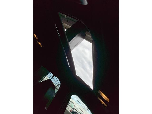 サンルーフを搭載しておりますので、一味違った車内空間を感じていただけます。