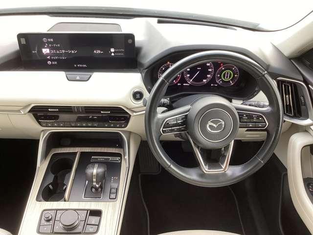 コックピットにある操作機器、情報などすべての要素をドライバー中心に左右対称に配置し、同時にそれらがドライバーに正対する造形とすることで、人とクルマの一体感を感じさせます。