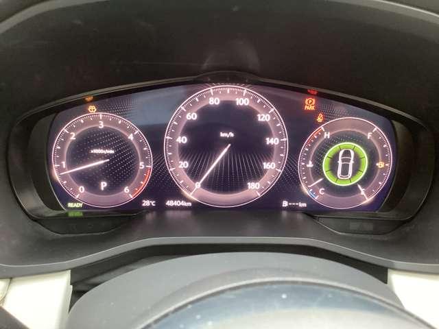 シンプルな３連メーターで視認性も良く必要な情報が一目で分かります。