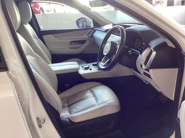 フロントシートは心地よいフィット感と程よいホールド性を両立。今までになく快適な運転を楽しめるマツダ自慢のシートです。