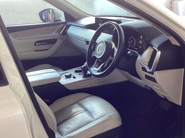 フロントシートは心地よいフィット感と程よいホールド性を両立。今までになく快適な運転を楽しめるマツダ自慢のシートです。