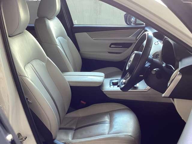 運転席シートはメモリー機能付１０Ｗａｙパワーシートです。本革レザーシートは高級感もありますね！