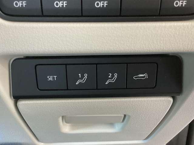 運転席のシートポジションを二人まで記憶できるメモリー機能ボタンとなっています。