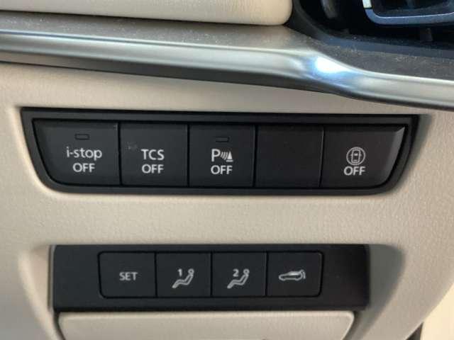 運転席横のスイッチでアイドリングストップのＯＮ／ＯＦＦや電動シートの位置をメモリーすることができます。