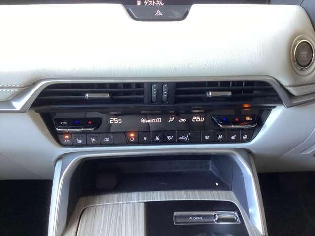 左右独立式のフルオートエアコンです。運転席、助手席で好みの温度設定が可能。ご夫婦やカップルの方に喜ばれる機能です！