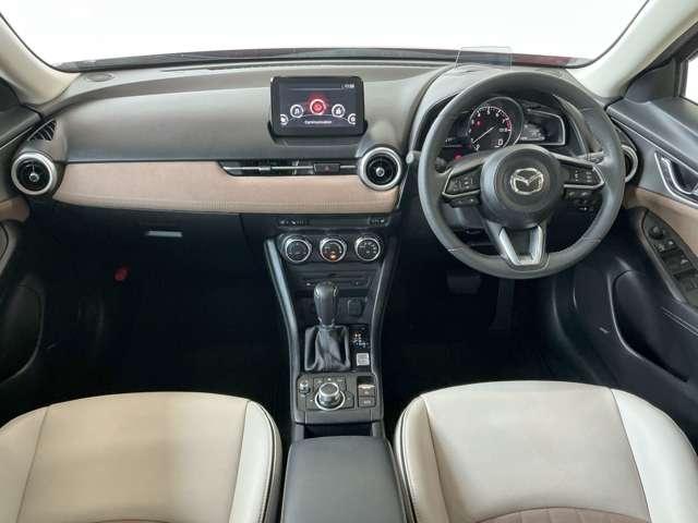 コックピットにある操作機器、情報などすべての要素をドライバー中心に左右対称に配置し、同時にそれらがドライバーに正対する造形とすることで、人とクルマの一体感を感じさせます。